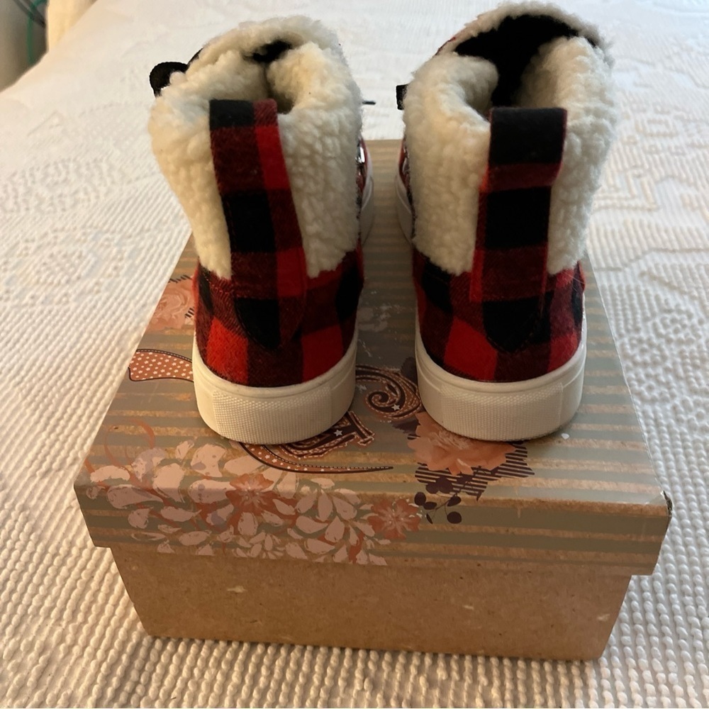 Very G Snuggly red and black plaid flannel boots with faux fur. Size 7. - Picture 8 of 11